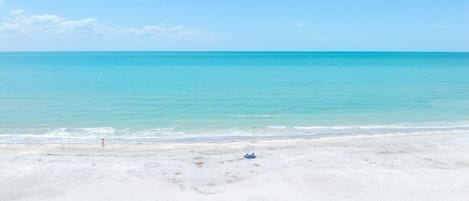 Condo, 2 habitaciones | Playa | En la playa