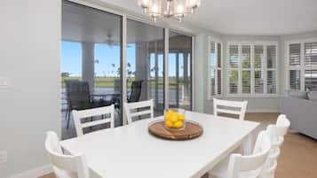 Condo, 2 Bedrooms | Tempat makan