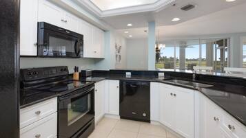 Condo, 2 habitaciones | Cocina privada | Refrigerador, horno, cafetera y tetera y tostadora