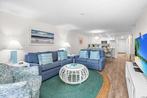 Condo, 2 Bedrooms | Living area