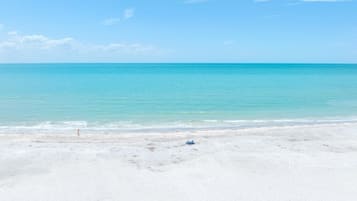 Condo, 2 habitaciones | Playa | En la playa