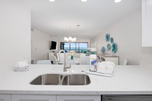 Appart'hôtel, 2 chambres | Cuisine privée | Bouilloire électrique, batterie de cuisine, vaisselle et ustensiles