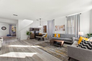 Villa, 5 habitaciones | Área de sala de estar | Smart TV 