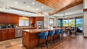 Casa, 3 habitaciones | Cocina privada | Refrigerador, horno, parrilla de estufa y lavavajillas