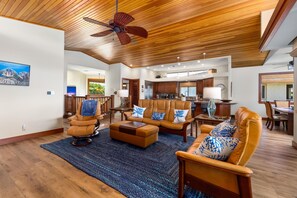 Casa, 3 habitaciones | Zona de estar | Una Smart TV