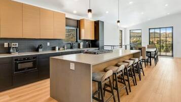 House, 5 Bedrooms | Private kitchen | Fridge, oven, coffee/tea maker, toaster