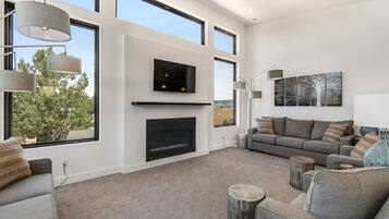 House, 5 Bedrooms | Living area | Smart TV