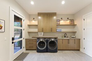 House, 5 Bedrooms | Interior