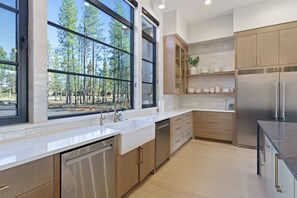 House, 5 Bedrooms | Private kitchen | Fridge, oven, coffee/tea maker, toaster