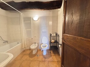 Hair dryer, bidet, towels, toilet paper - House for two family’s of 4 - Two seperate apartments (Montecastelli)