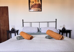 4 bedrooms, iron/ironing board, travel cot, free WiFi - House for two family’s of 4 - Two seperate apartments (Montecastelli)