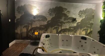 The Exclusive Jacuzzi Apartment