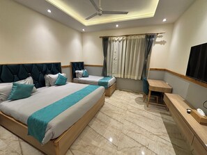 Bureau, espace de travail pour ordinateur portable, rideaux occultants