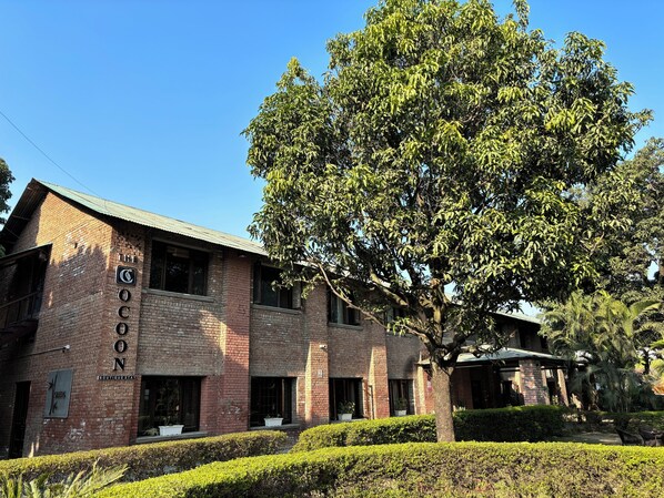 Un edificio de ladrillo con un letrero que dice "The ICON Boutique Stay".