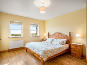 3 bedrooms, iron/ironing board, travel cot, free WiFi - Campbell's Cottage - Picturesque and Peaceful (Roundstone)