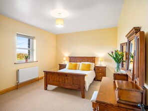 3 quartos, ferros/tábuas de passar roupa, berço de viagem