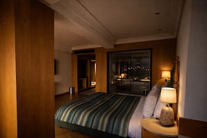 Superior-Zimmer, Talblick | Hochwertige Bettwaren, Minibar, laptopgeeigneter Arbeitsplatz