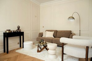 Een smart-tv en boeken