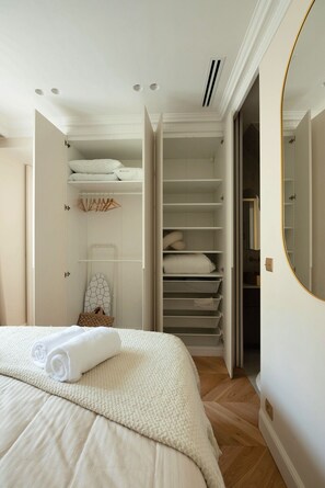 1 bedroom, desk, iron/ironing board, free WiFi