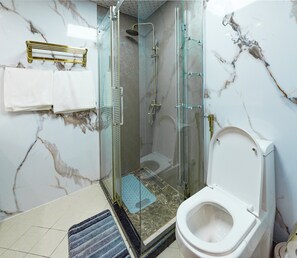 Dusch, bidé, handdukar och tvål