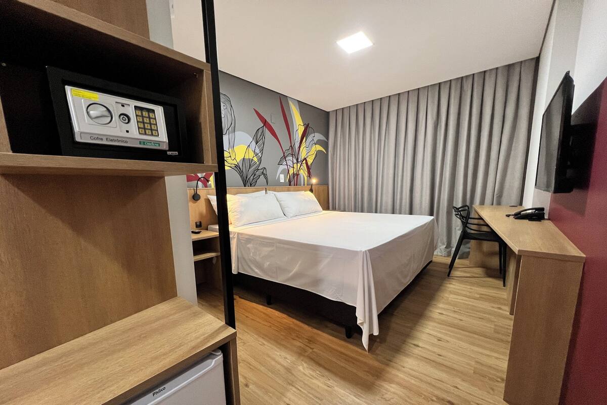 Deluxe Tek Büyük Yataklı Oda, Balkon, Şehir Manzaralı | Güneşlik/perde, ücretsiz kablosuz İnternet, çarşaf takımı 