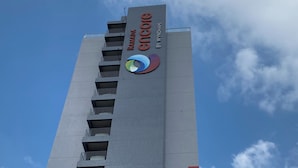A tall building with a sign that reads "KAMADA ENCORE BY WYHDAM". - Ramada Encore Ponta Grossa  (Ponta Grossa)