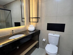 Dusche, Haartrockner, Handtücher, Seife