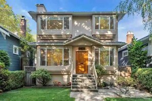 Exterior - Modern Guest Suite in Kitsilano (Vancouver)