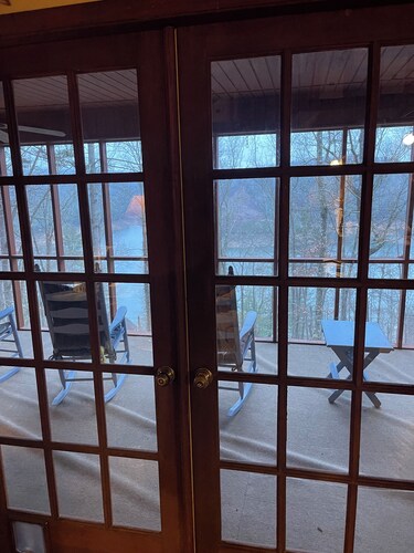 Charming 2-bedroom cabin with WiFi in the the Smokey Mountains