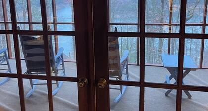 Charming 2-bedroom cabin with WiFi in the the Smokey Mountains