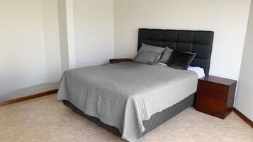 3 makuuhuonetta, silitysrauta/-lauta, vauvan matkasänky, Wi-Fi