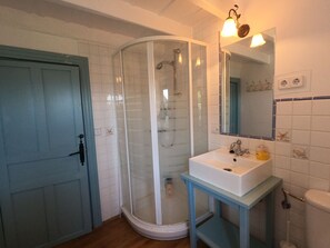Dusche, Haartrockner, Handtücher, Toilettenpapier