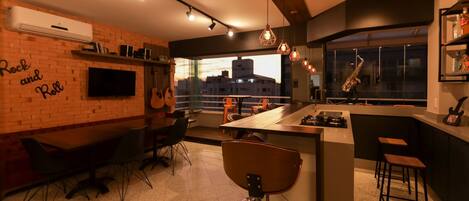 Geladeira, micro-ondas, fogão, cooktop