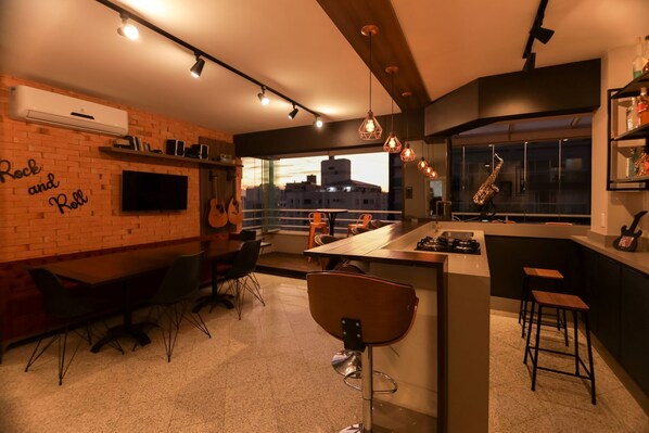 Fridge, microwave, oven, stovetop - Mega confort apartment in a prime area in Florianópolis city center (Centro Florianópolis)