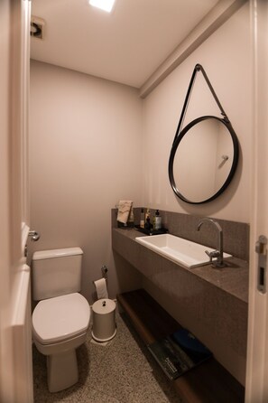 Dusj, boblebad, hårføner og håndklær