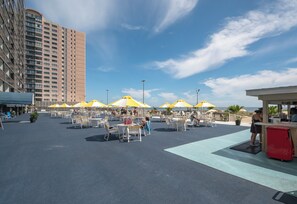 Outdoor dining - Golden Sands 1606 is a stunning home perfect for the couple or small family (Ocean City)