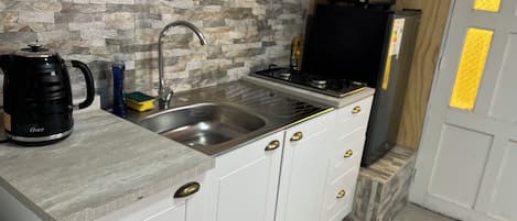 Réfrigérateur, four, plaque de cuisson, bouilloire électrique