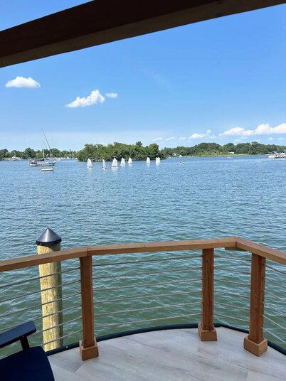 Houseboat on Solomons Island 