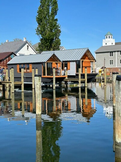 Houseboat on Solomons Island 