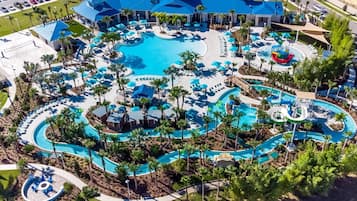 Un complexe hôtelier doté d’une grande piscine centrale, de plusieurs piscines plus petites et d’un parc aquatique.