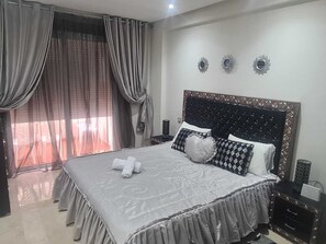 3 habitaciones, tabla de planchar con plancha, wifi y ropa de cama