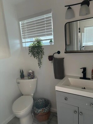 Haartrockner, Handtücher, Seife, Toilettenpapier