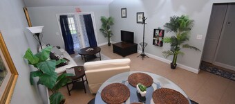 Cheerful 2-bedroom 2 bath