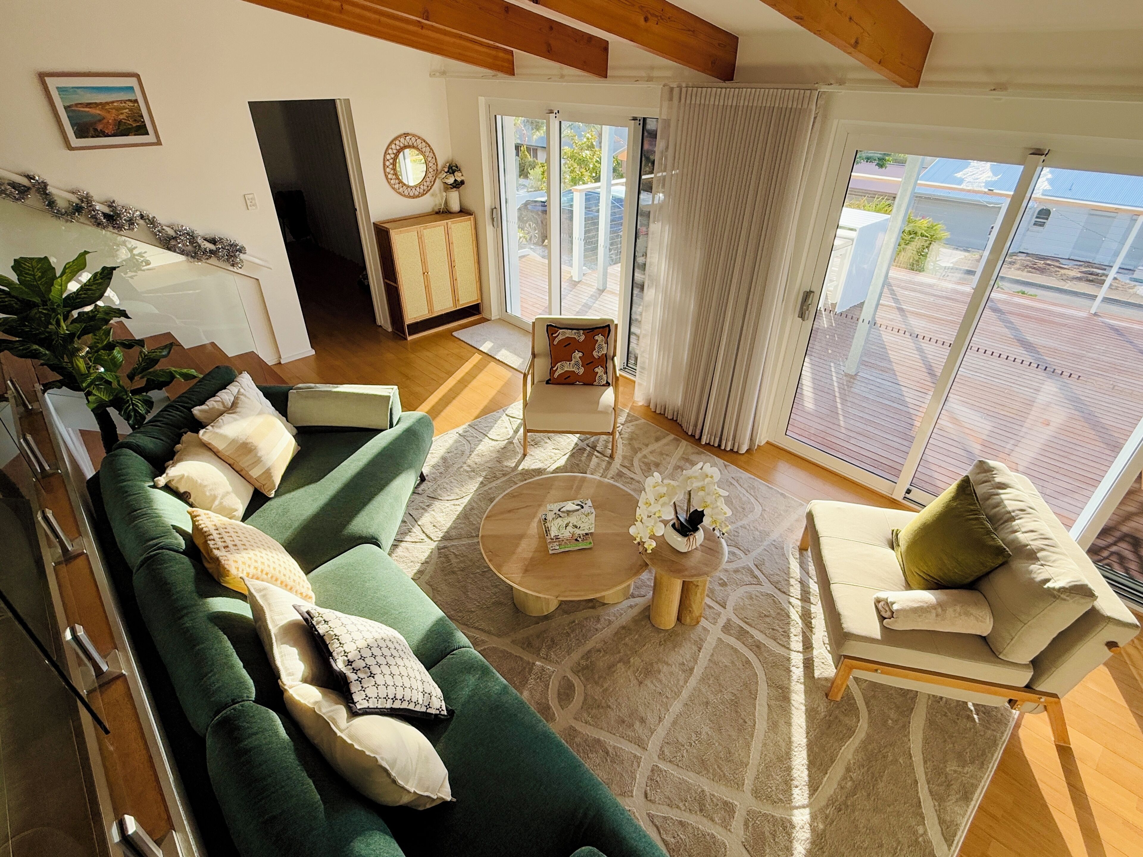 Smart TV, fireplace, books, stereo