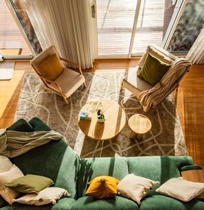 تلفزيون ذكي، مدفأة، كُتُب، ستيريو