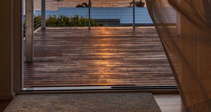 Sunset Ocean Deck, Garden BBQ, Fast Wi-Fi, Walk to Beach – Romantic Coastal Stay