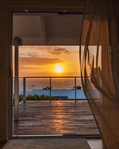 Sunset Ocean Deck, Garden BBQ, Fast Wi-Fi, Walk to Beach – Romantic Coastal Stay