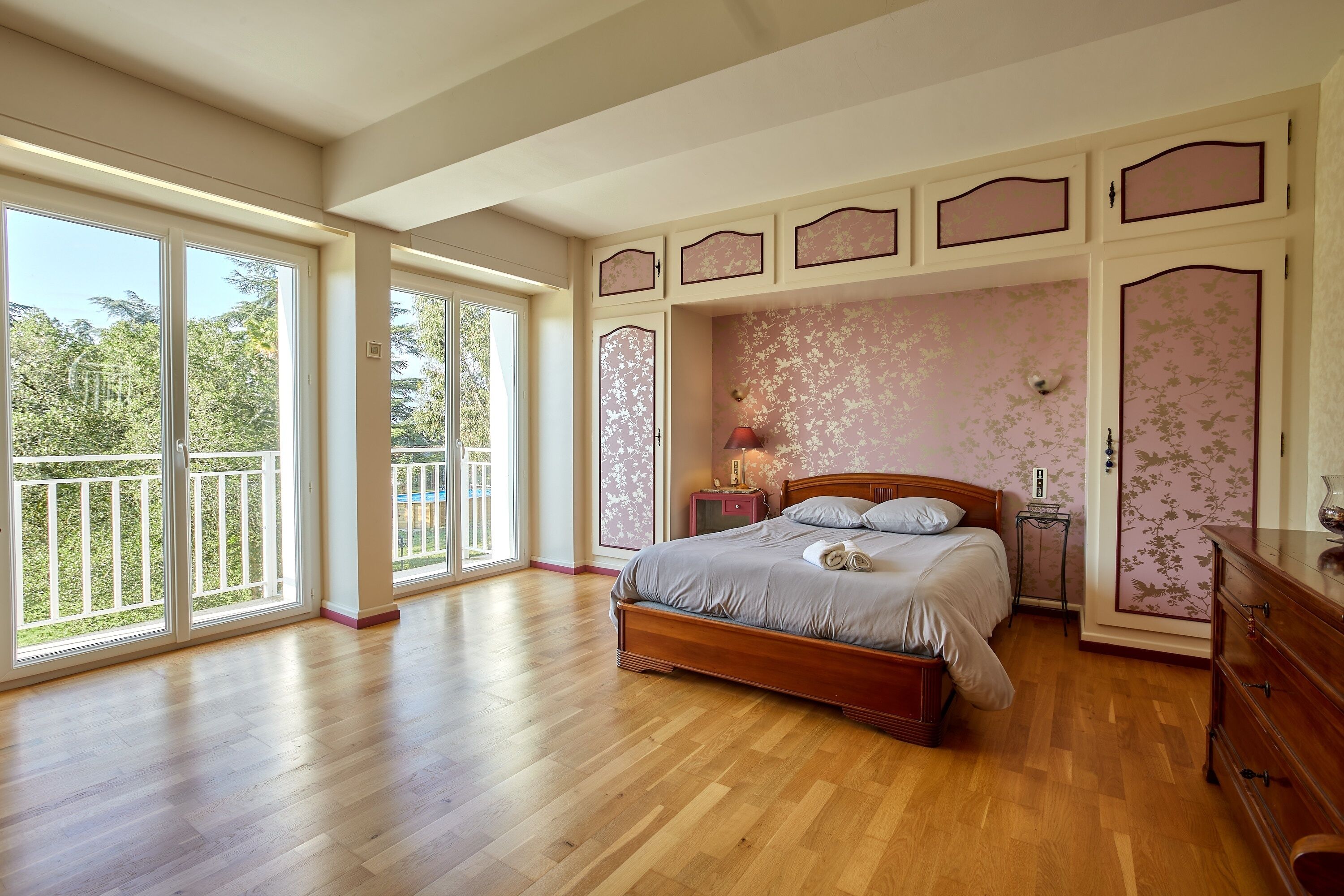 8 bedrooms, desk, iron/ironing board, free WiFi