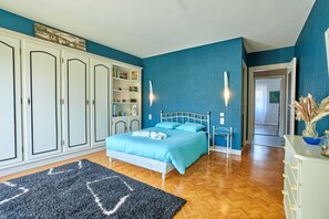 8 bedrooms, desk, iron/ironing board, free WiFi