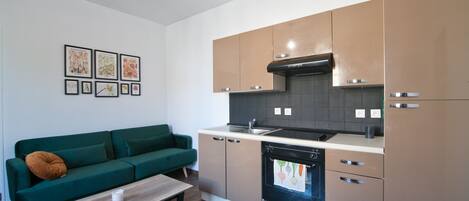 Fridge, microwave, oven, coffee/tea maker